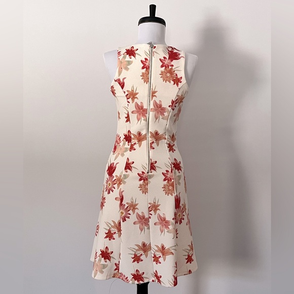 Fun flowered dress - Picture 3 of 3